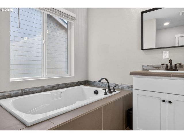 2032 SILVERSTONE Dr, Forest Grove, OR 97116