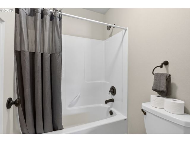 2032 SILVERSTONE Dr, Forest Grove, OR 97116