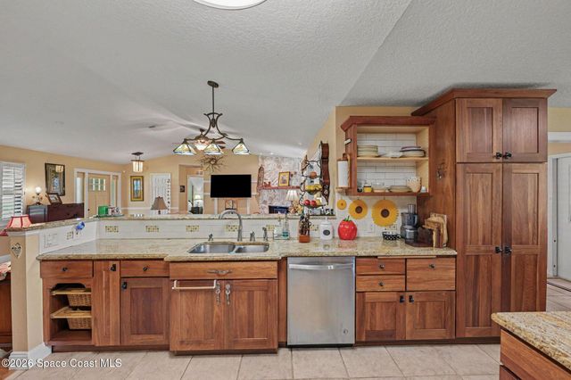 1810 Whispering Oaks Circle, Melbourne, FL 32934