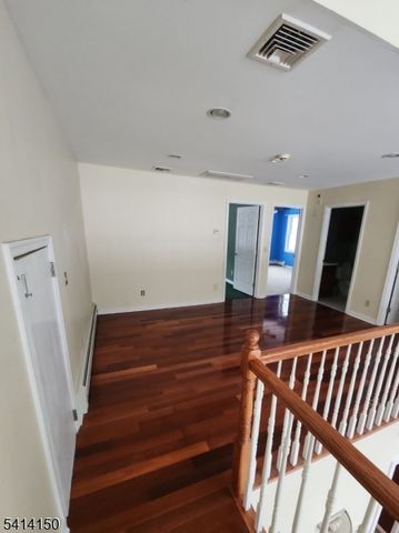 8 Lincoln Trl, Hopatcong Boro, NJ 07843