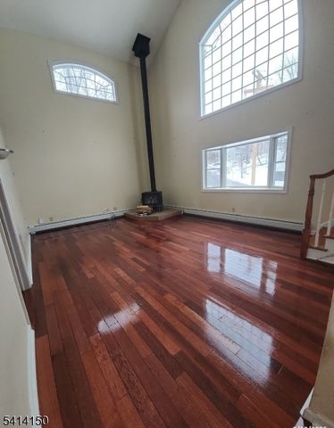 8 Lincoln Trl, Hopatcong Boro, NJ 07843