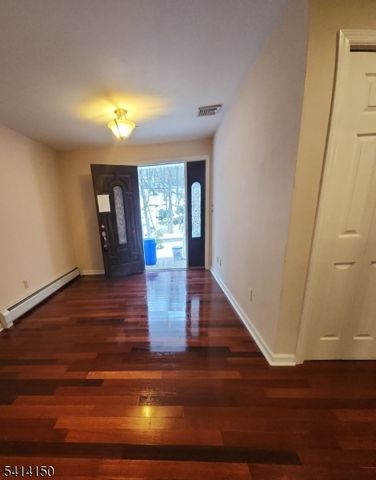 8 Lincoln Trl, Hopatcong Boro, NJ 07843