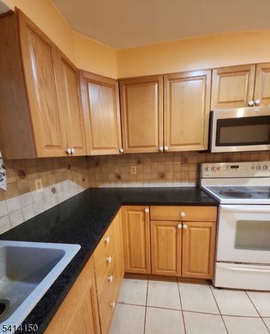 8 Lincoln Trl, Hopatcong Boro, NJ 07843