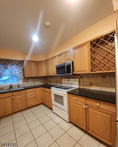 8 Lincoln Trl, Hopatcong Boro, NJ 07843