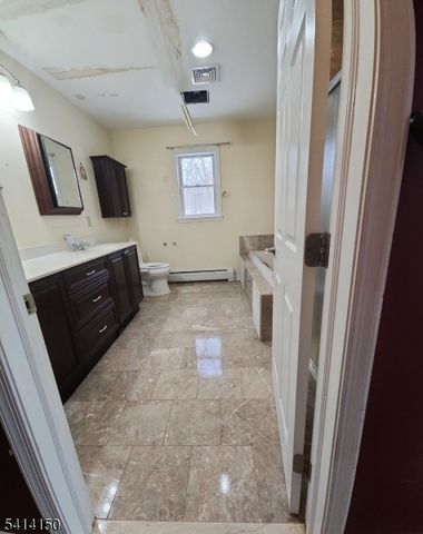 8 Lincoln Trl, Hopatcong Boro, NJ 07843