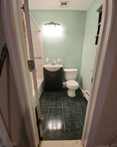 8 Lincoln Trl, Hopatcong Boro, NJ 07843