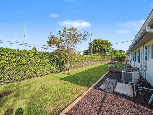 7981 Edgewater Dr, West Palm Beach, FL 33406