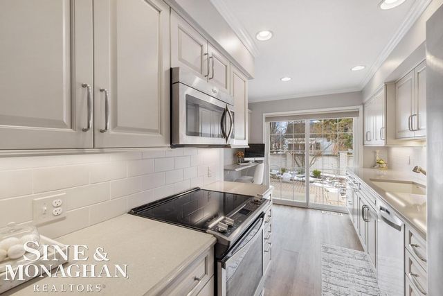 2029 Shorepointe Lane, Grosse Pointe, MI 48236