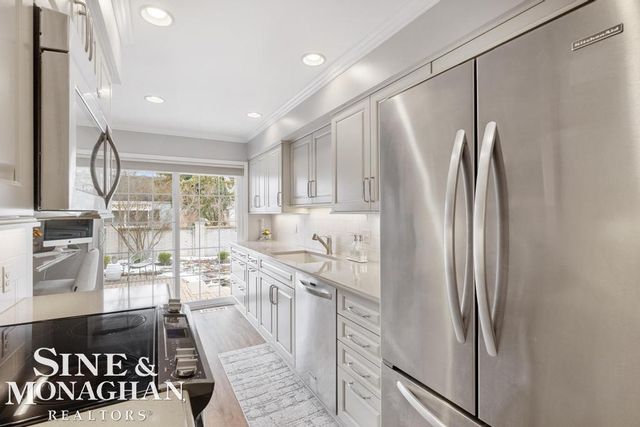 2029 Shorepointe Lane, Grosse Pointe, MI 48236