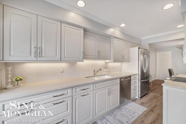 2029 Shorepointe Lane, Grosse Pointe, MI 48236