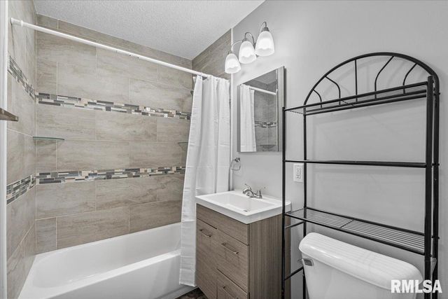 3210 W 70TH Street, Davenport, IA 52806