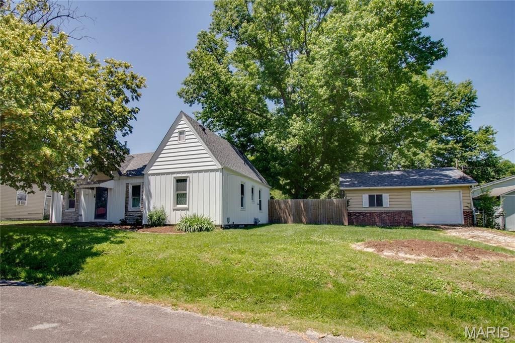 Image 1 of property listing at 23 N 9th Street, East Alton, IL 62024