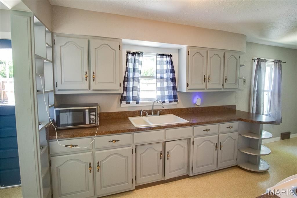 Image 11 of property listing at 23 N 9th Street, East Alton, IL 62024