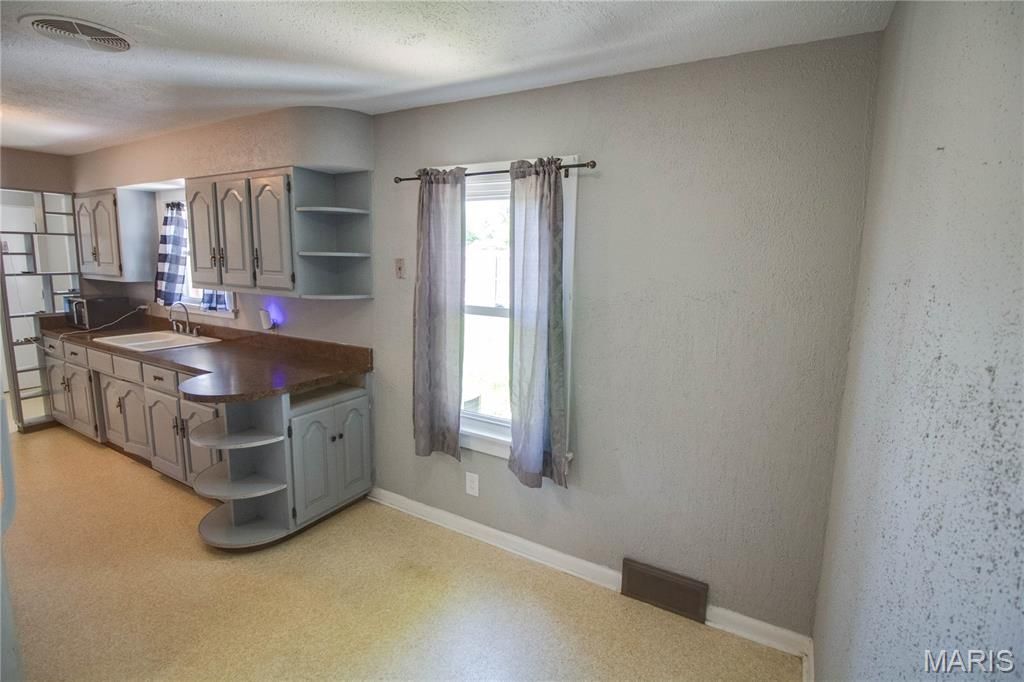 Image 15 of property listing at 23 N 9th Street, East Alton, IL 62024