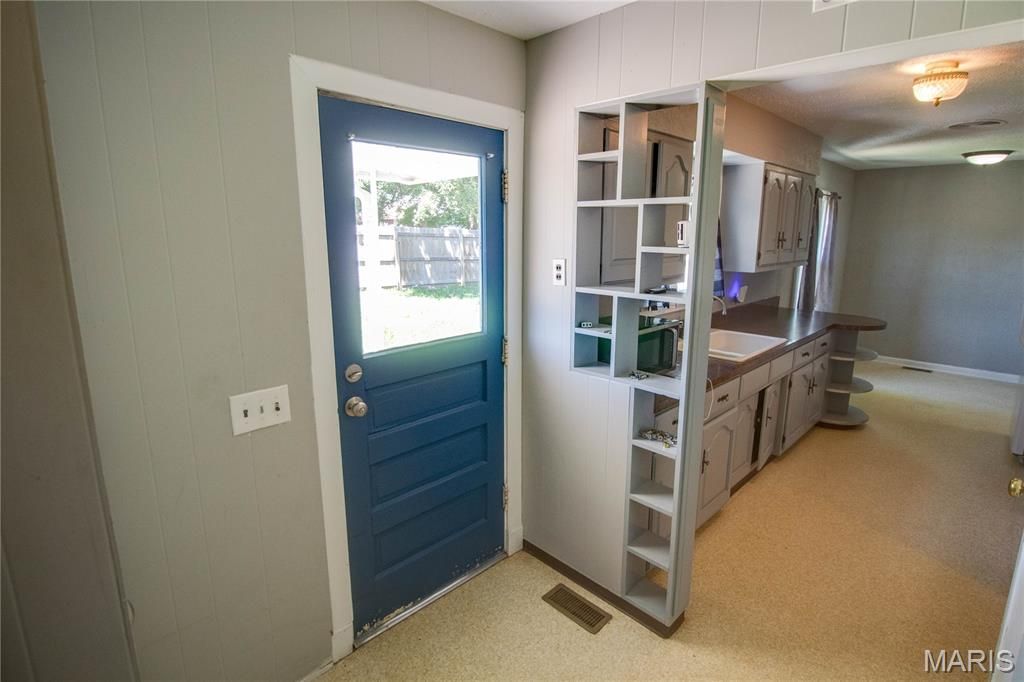 Image 16 of property listing at 23 N 9th Street, East Alton, IL 62024