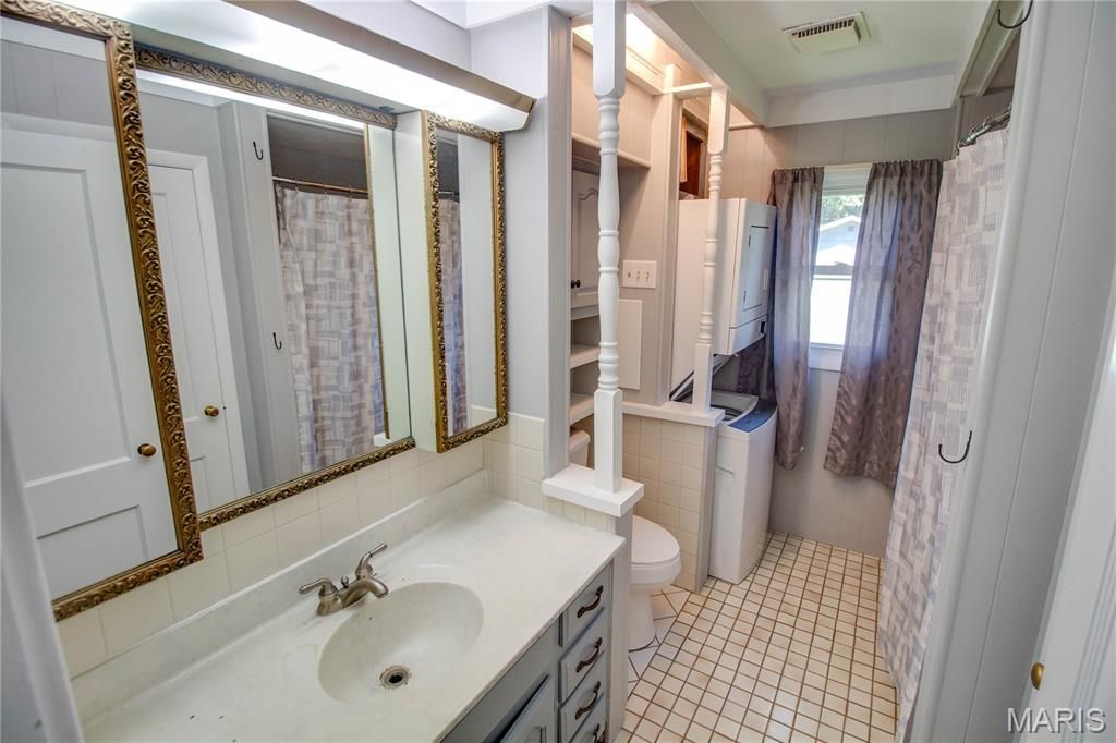 Image 21 of property listing at 23 N 9th Street, East Alton, IL 62024