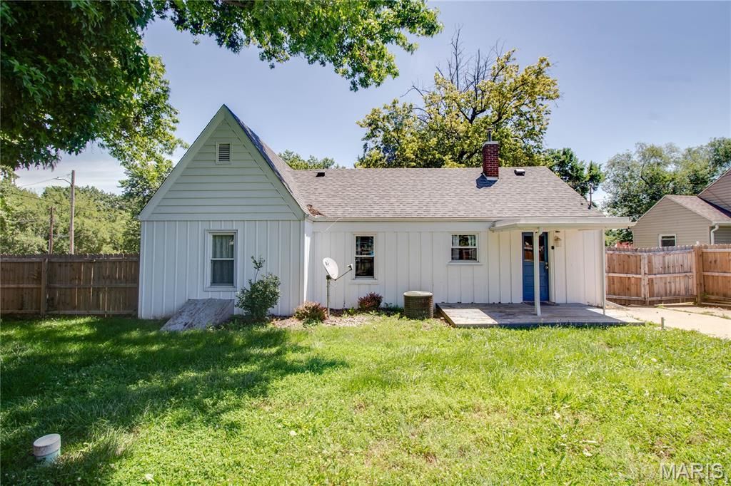 Image 29 of property listing at 23 N 9th Street, East Alton, IL 62024