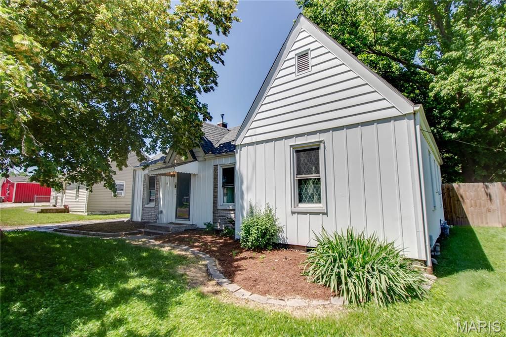 Image 4 of property listing at 23 N 9th Street, East Alton, IL 62024
