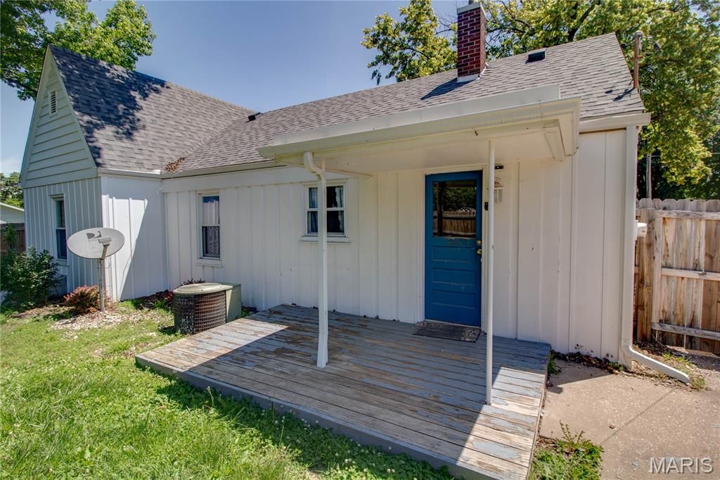 Image 33 of property listing at 23 N 9th Street, East Alton, IL 62024
