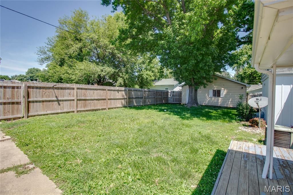 Image 34 of property listing at 23 N 9th Street, East Alton, IL 62024
