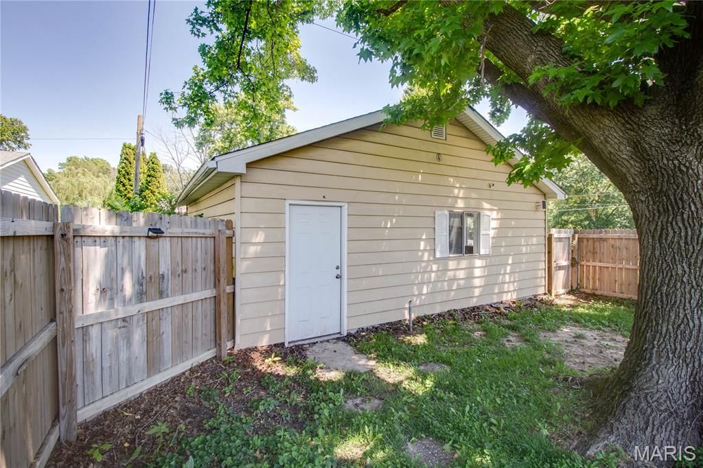Image 35 of property listing at 23 N 9th Street, East Alton, IL 62024