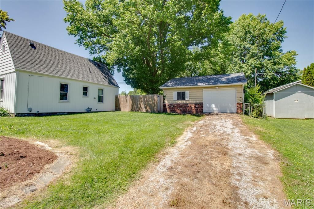 Image 36 of property listing at 23 N 9th Street, East Alton, IL 62024
