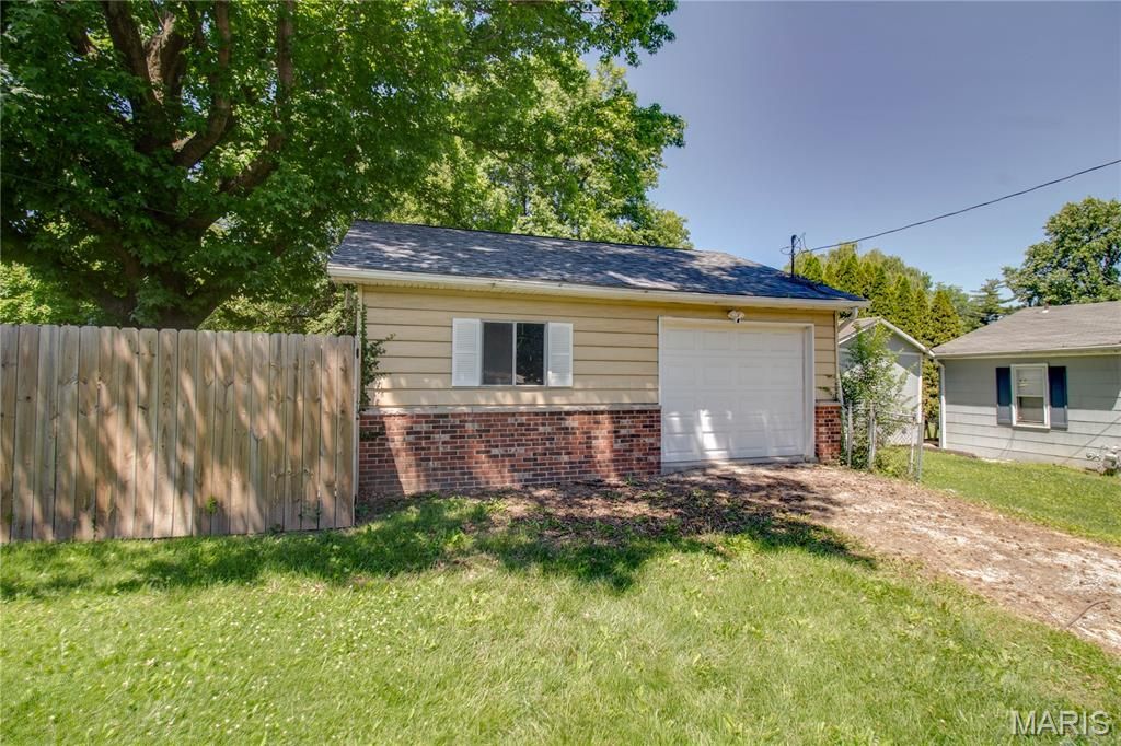 Image 37 of property listing at 23 N 9th Street, East Alton, IL 62024