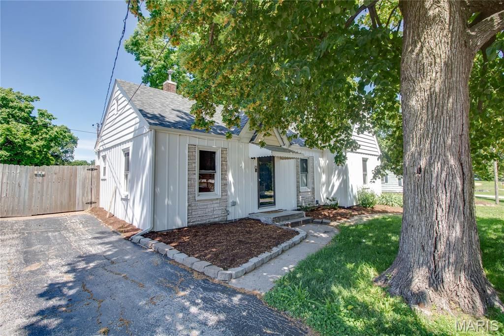 Image 5 of property listing at 23 N 9th Street, East Alton, IL 62024
