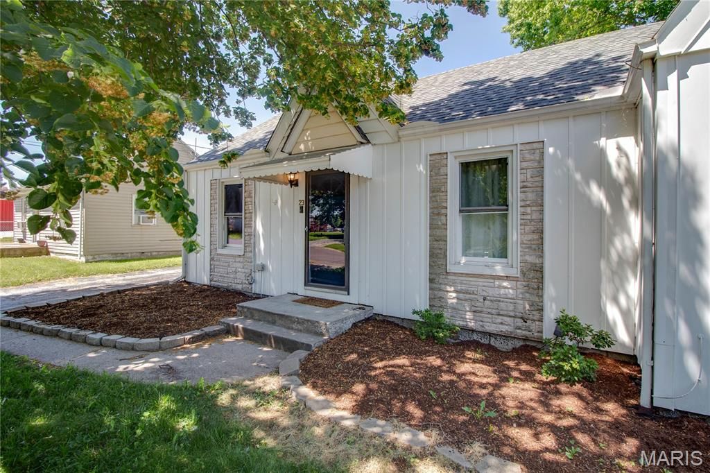 Image 6 of property listing at 23 N 9th Street, East Alton, IL 62024