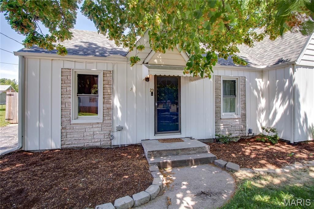 Image 7 of property listing at 23 N 9th Street, East Alton, IL 62024