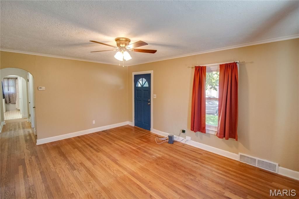 Image 8 of property listing at 23 N 9th Street, East Alton, IL 62024