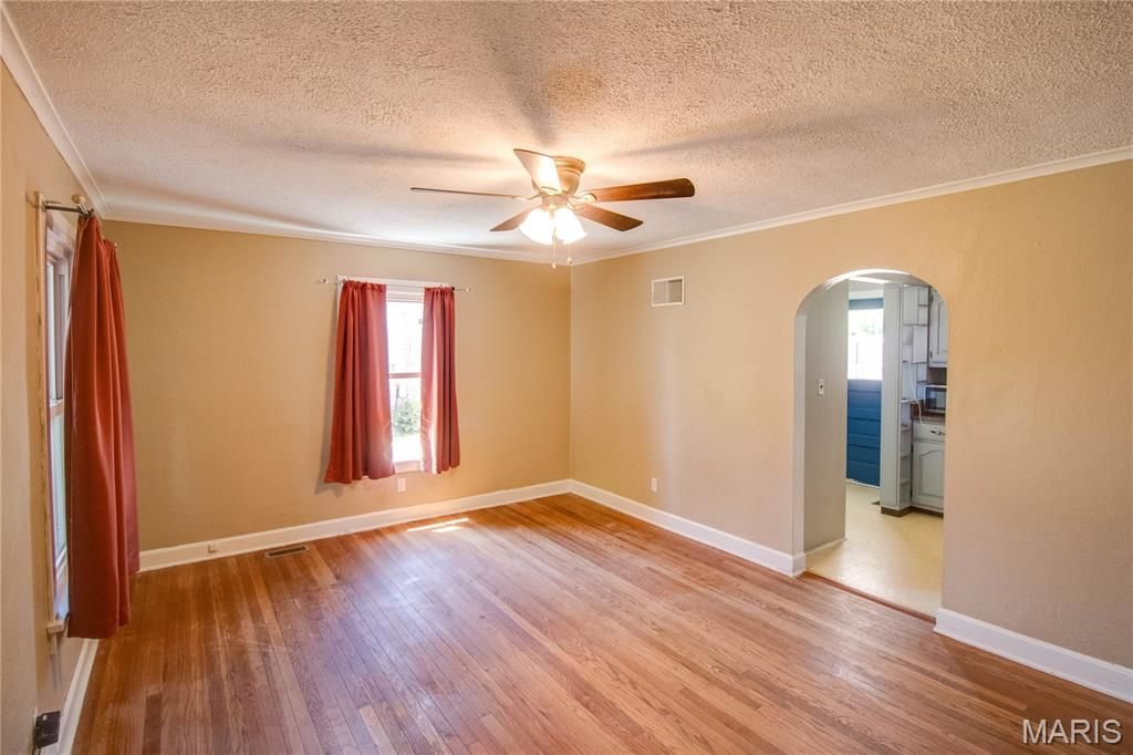 Image 9 of property listing at 23 N 9th Street, East Alton, IL 62024