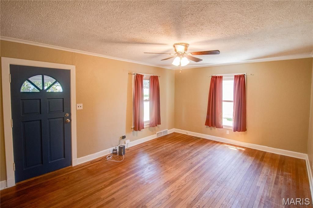 Image 10 of property listing at 23 N 9th Street, East Alton, IL 62024