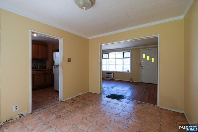 32 Phelps Avenue, Bergenfield, NJ 07621