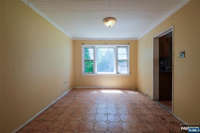 32 Phelps Avenue, Bergenfield, NJ 07621