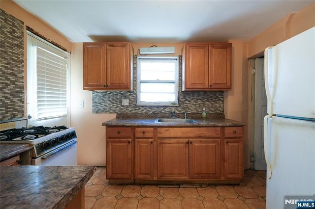 32 Phelps Avenue, Bergenfield, NJ 07621