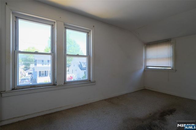 32 Phelps Avenue, Bergenfield, NJ 07621