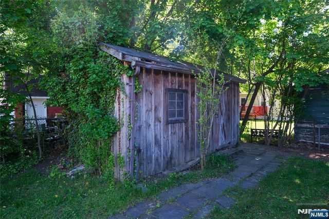 32 Phelps Avenue, Bergenfield, NJ 07621