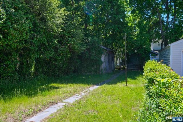 32 Phelps Avenue, Bergenfield, NJ 07621