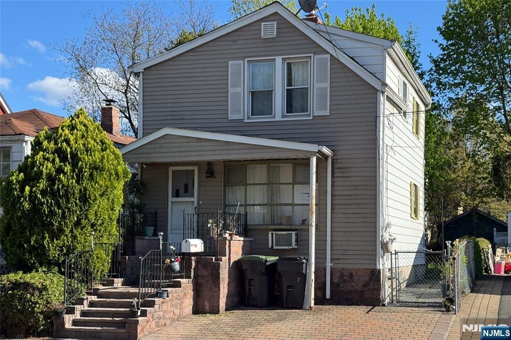 32 Phelps Avenue, Bergenfield, NJ 07621
