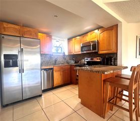 8290 Lake Dr 506, Doral, FL 33166