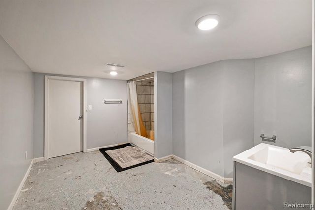 4138 Lapeer Road, Burton, MI 48509