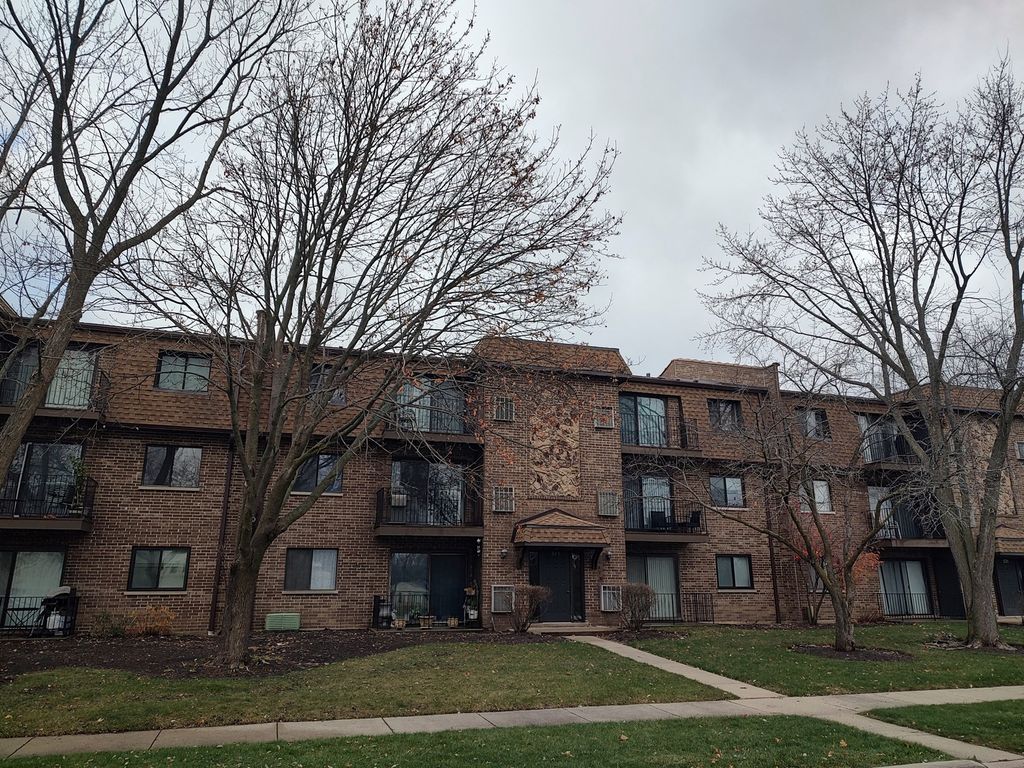 129 W Brandon Court 33, Palatine, IL 60067