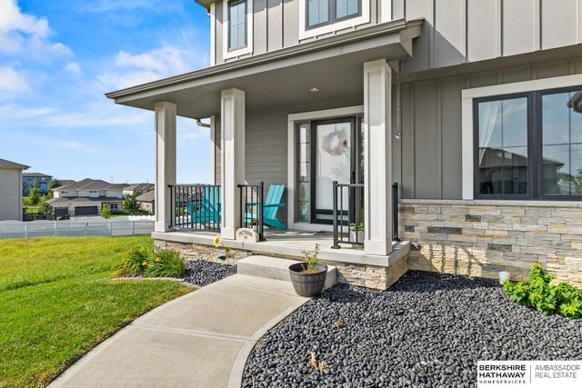 10232 Cove Hollow Drive, Papillion, NE 68046