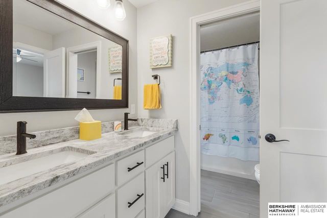 10232 Cove Hollow Drive, Papillion, NE 68046