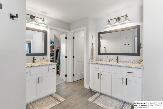 10232 Cove Hollow Drive, Papillion, NE 68046