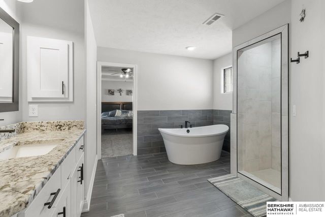 10232 Cove Hollow Drive, Papillion, NE 68046