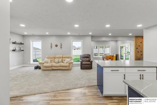 10232 Cove Hollow Drive, Papillion, NE 68046