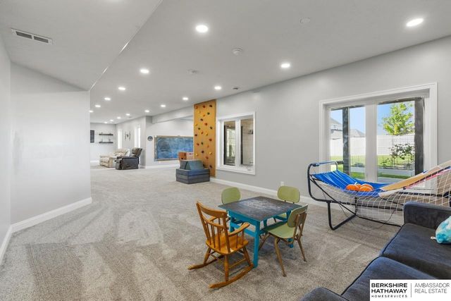 10232 Cove Hollow Drive, Papillion, NE 68046