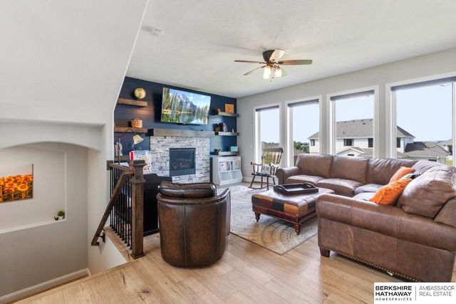 10232 Cove Hollow Drive, Papillion, NE 68046